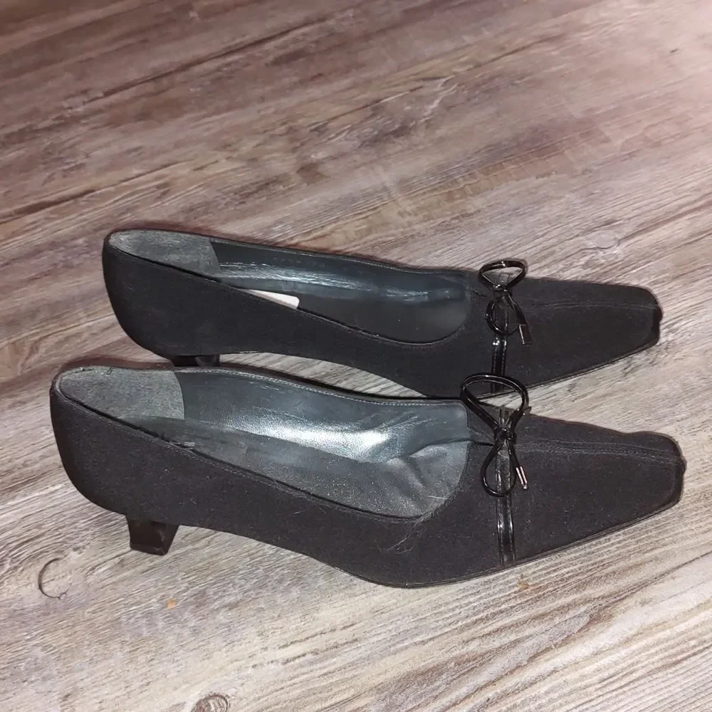 Stuart Weitzman Square Toe Kitten Heels  Sz 8N  Sz 8 narrow